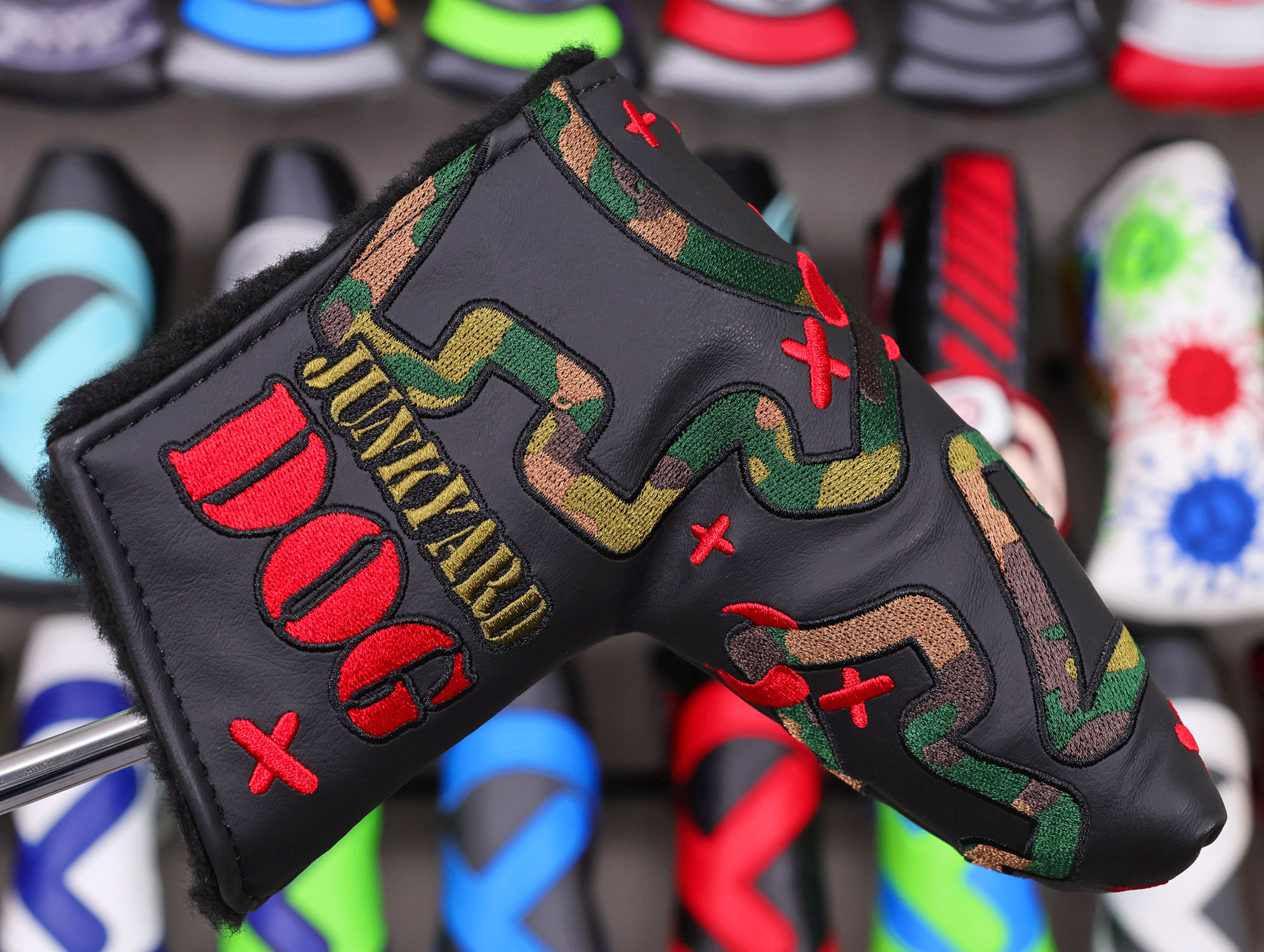 scotty cameron custom shop camo and red junk yard dog blade putter headcover