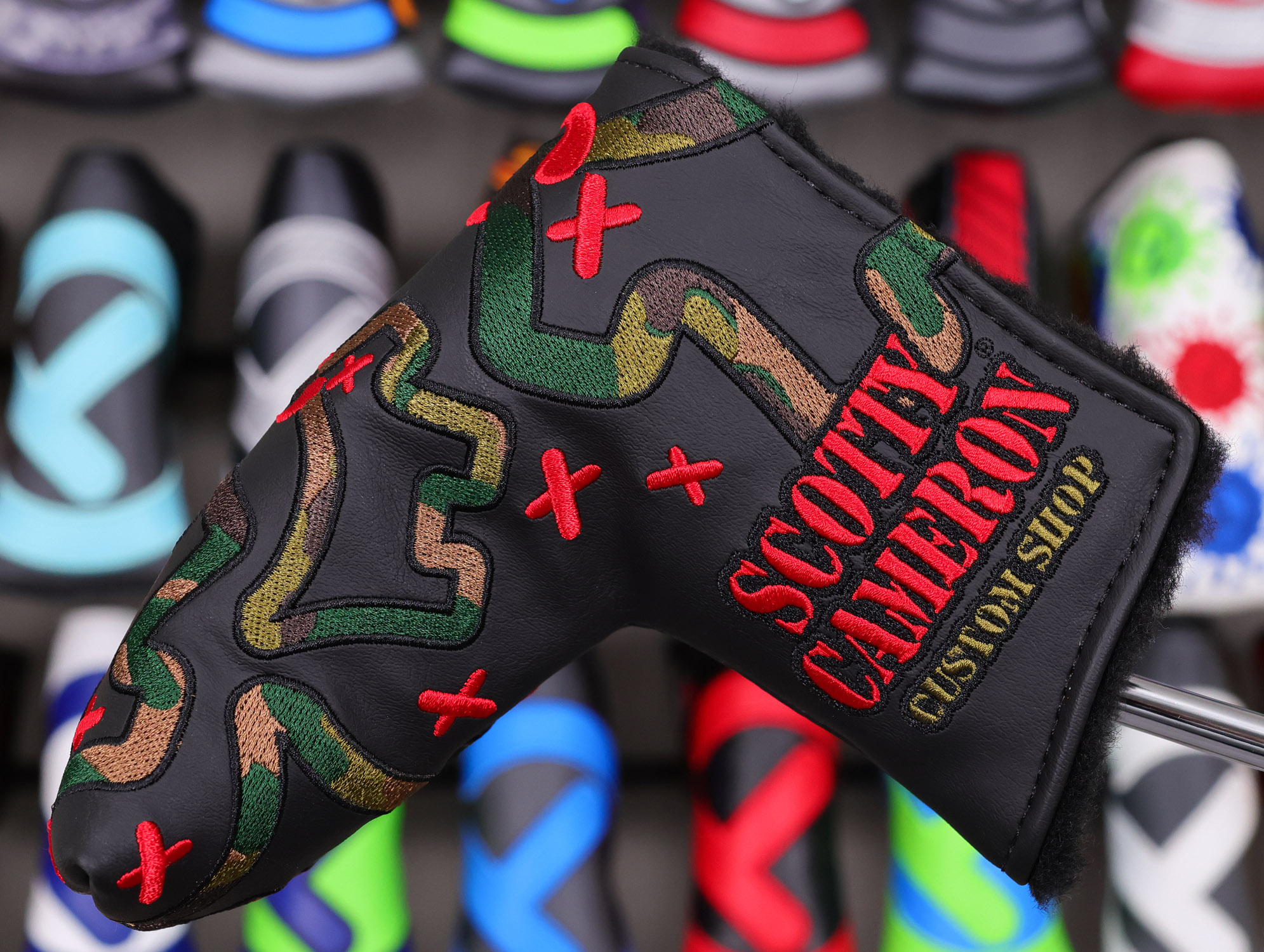 scotty cameron camo and red junk yard dog custom shop blade headcover