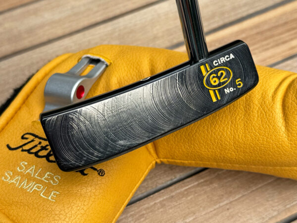 scotty cameron gun blue carbon sales sample circa 62 number 5 mid mallet putter with grip in plastic golf club