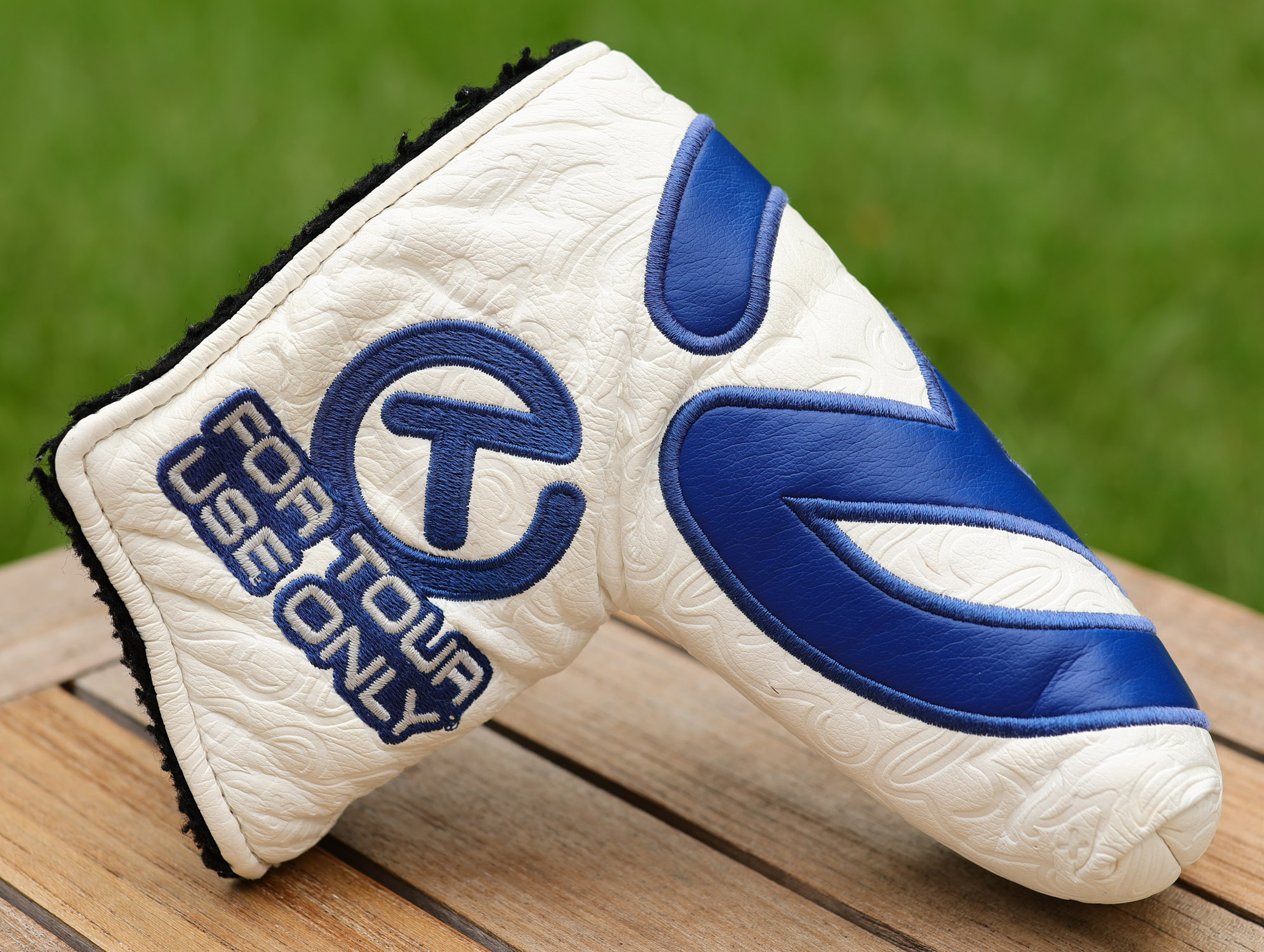 scotty cameron for tour use only white and blue industrial circle t tour rat blade putter headcover